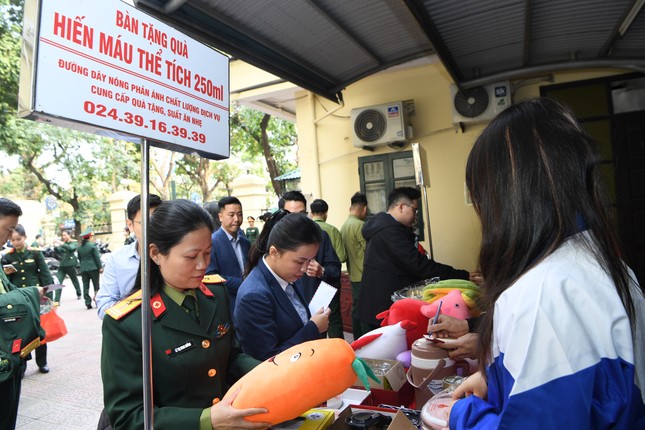 Hàng trăm quân nhân, sinh viên trao giọt hồng yêu thương ảnh 9