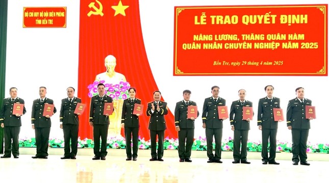 Trao Huy chương Quân kỳ Quyết thắng tặng 5 quân nhân Biên phòng ảnh 1