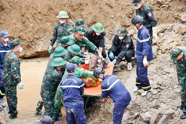 Tìm thấy thi thể của 5 nạn nhân trong vụ sạt lở công trường thủy điện ở Lai Châu ảnh 1