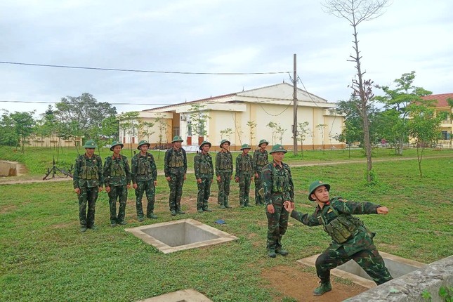 Chiến sĩ mới Trung đoàn Tu Vũ thi tài bắn súng, ném lựu đạn và đánh thuốc nổ ảnh 6