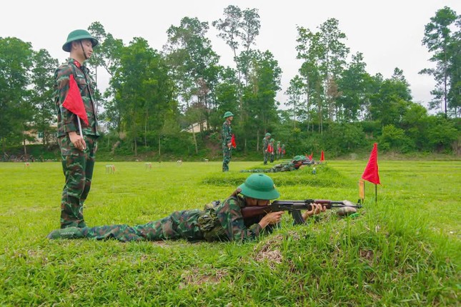Chiến sĩ mới Trung đoàn Tu Vũ thi tài bắn súng, ném lựu đạn và đánh thuốc nổ ảnh 8