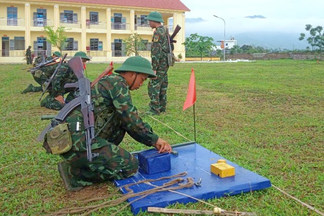 Chiến sĩ mới Trung đoàn Tu Vũ thi tài bắn súng, ném lựu đạn và đánh thuốc nổ ảnh 7
