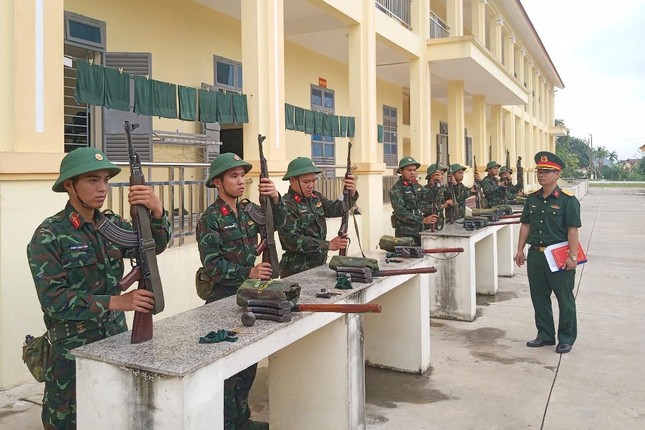 Chiến sĩ mới Trung đoàn Tu Vũ thi tài bắn súng, ném lựu đạn và đánh thuốc nổ ảnh 1