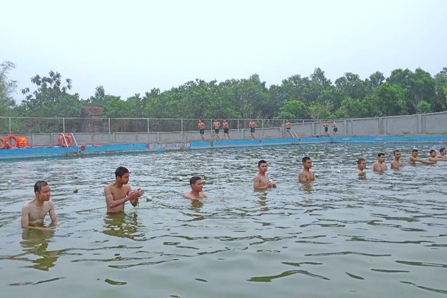 Chiến sĩ mới Trung đoàn Tu Vũ thi tài bắn súng, ném lựu đạn và đánh thuốc nổ ảnh 4