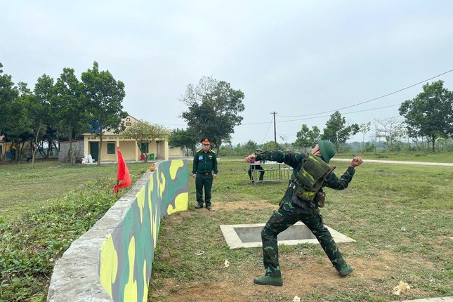 Chiến sĩ mới Trung đoàn Tu Vũ thi tài bắn súng, ném lựu đạn và đánh thuốc nổ ảnh 5