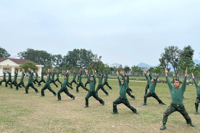 Chiến sĩ mới Trung đoàn Tu Vũ thi tài bắn súng, ném lựu đạn và đánh thuốc nổ ảnh 3
