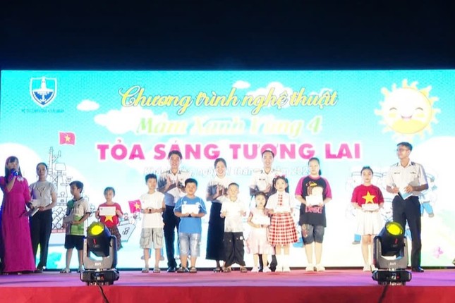 Rộn ràng tiếng cười trẻ thơ ở Trường Sa và căn cứ quân sự Cam Ranh ảnh 4