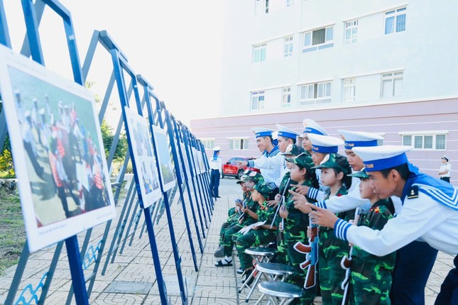 Rộn ràng tiếng cười trẻ thơ ở Trường Sa và căn cứ quân sự Cam Ranh ảnh 3