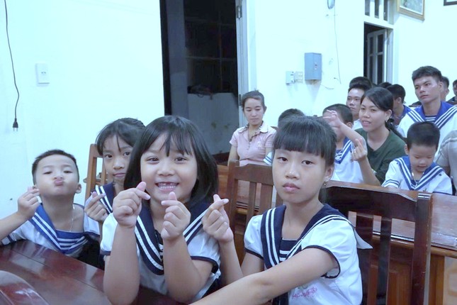 Rộn ràng tiếng cười trẻ thơ ở Trường Sa và căn cứ quân sự Cam Ranh ảnh 2