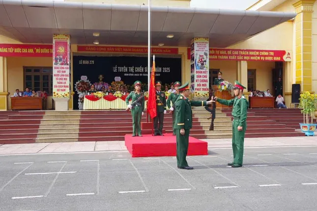 Chiến sĩ Công binh, Hóa học tuyên thệ sẵn sàng chiến đấu dưới Quân kỳ Quyết thắng ảnh 2