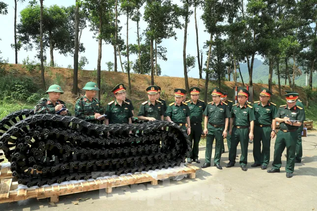Quân đội kiểm tra công tác đảm bảo cho phương tiện, khí tài thực hiện nhiệm vụ A80 ảnh 2