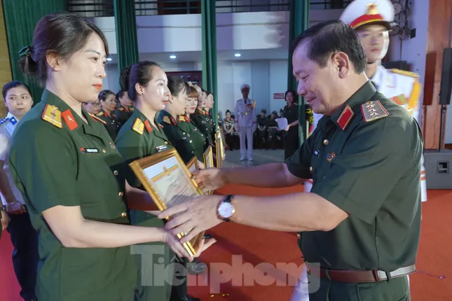 Bộ Quốc phòng vinh danh bóng hồng áo lính tài năng ảnh 1