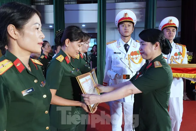 Bộ Quốc phòng vinh danh bóng hồng áo lính tài năng ảnh 6