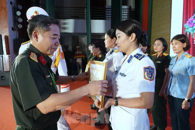 Bộ Quốc phòng vinh danh bóng hồng áo lính tài năng ảnh 5