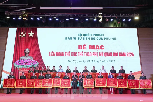 Bộ Quốc phòng vinh danh bóng hồng áo lính tài năng ảnh 8