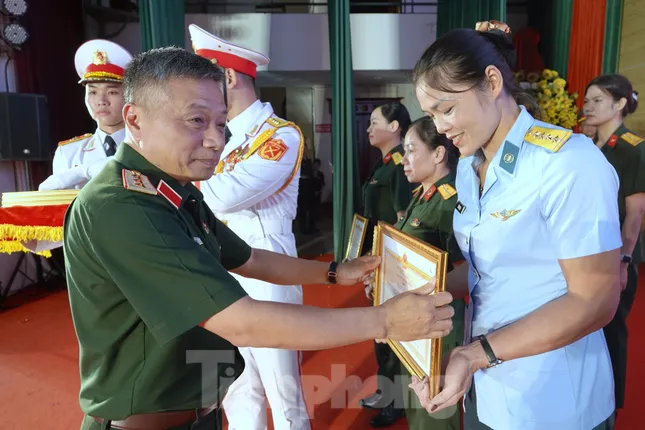 Bộ Quốc phòng vinh danh bóng hồng áo lính tài năng ảnh 2