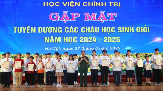 Tuyên dương học sinh tiêu biểu là con em bộ đội ảnh 2