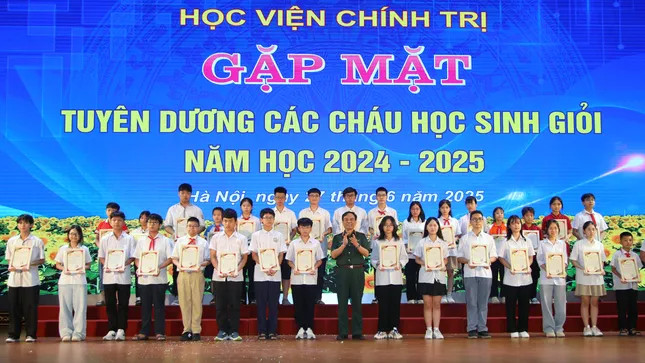 Tuyên dương học sinh tiêu biểu là con em bộ đội ảnh 3