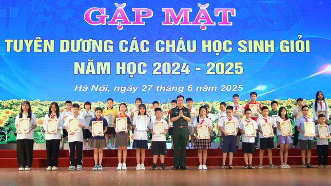 Tuyên dương học sinh tiêu biểu là con em bộ đội ảnh 4