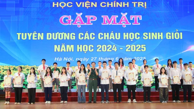 Tuyên dương học sinh tiêu biểu là con em bộ đội ảnh 5