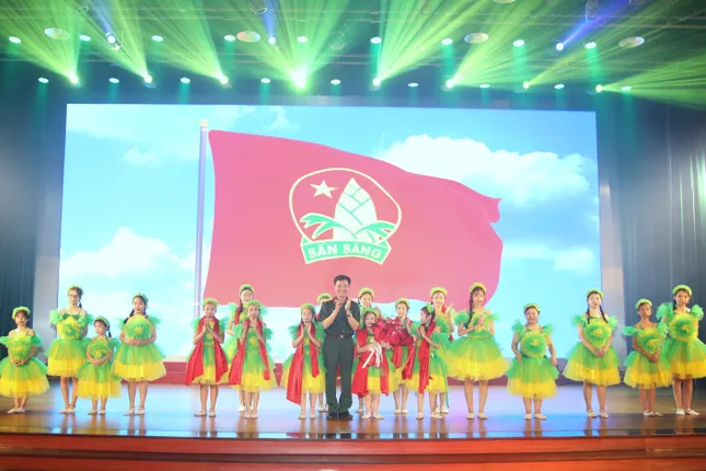 Tuyên dương học sinh tiêu biểu là con em bộ đội ảnh 1