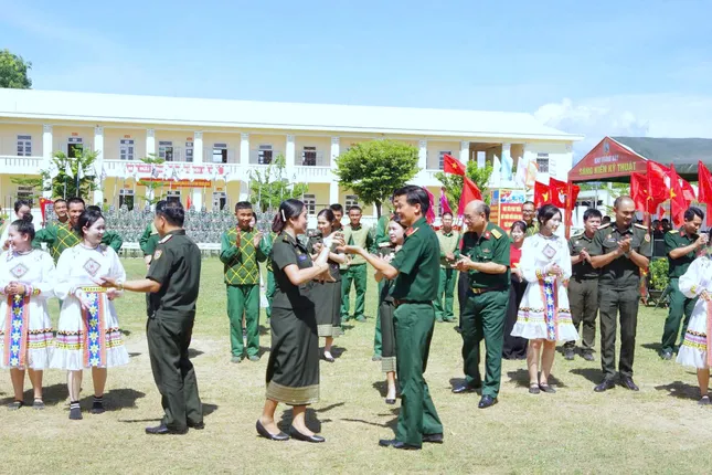 Sĩ quan trẻ Quân đội Lào giao lưu tại nhiều đơn vị Quân đội Việt Nam ảnh 12