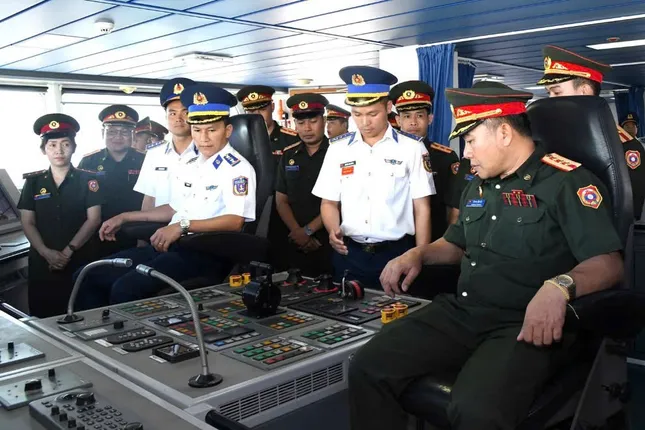 Sĩ quan trẻ Quân đội Lào giao lưu tại nhiều đơn vị Quân đội Việt Nam ảnh 2