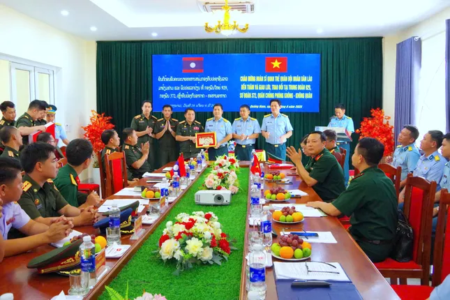 Sĩ quan trẻ Quân đội Lào giao lưu tại nhiều đơn vị Quân đội Việt Nam ảnh 5