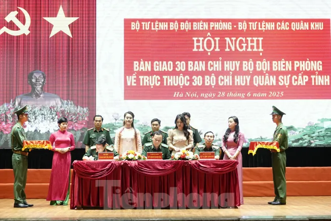 Bàn giao 30 Ban Chỉ huy Bộ đội Biên phòng về Bộ Chỉ huy quân sự cấp tỉnh ảnh 12