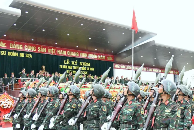 Sư đoàn Bộ binh chủ lực 324 đón nhận Huân chương Bảo vệ Tổ quốc và Huân chương Anh dũng ảnh 5