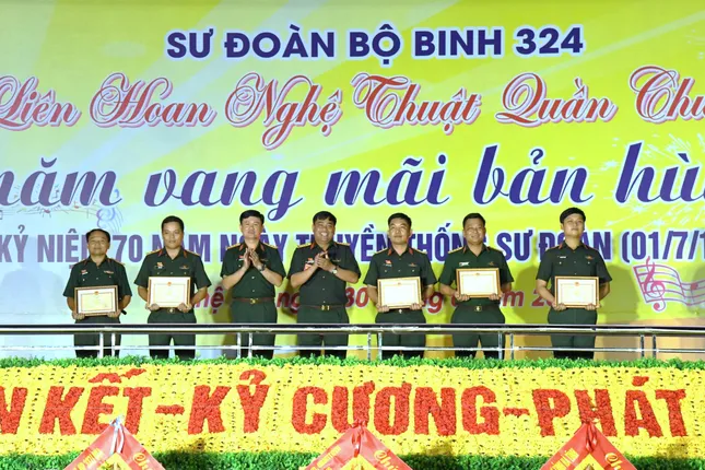 Sư đoàn Bộ binh chủ lực 324 đón nhận Huân chương Bảo vệ Tổ quốc và Huân chương Anh dũng ảnh 10