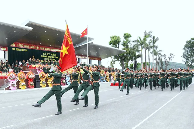 Sư đoàn Bộ binh chủ lực 324 đón nhận Huân chương Bảo vệ Tổ quốc và Huân chương Anh dũng ảnh 4