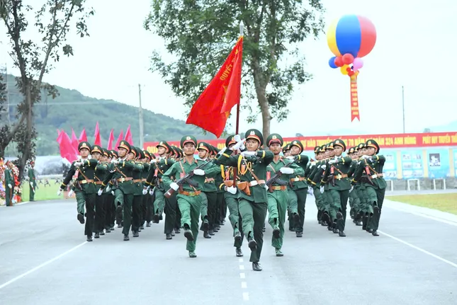 Sư đoàn Bộ binh chủ lực 324 đón nhận Huân chương Bảo vệ Tổ quốc và Huân chương Anh dũng ảnh 3