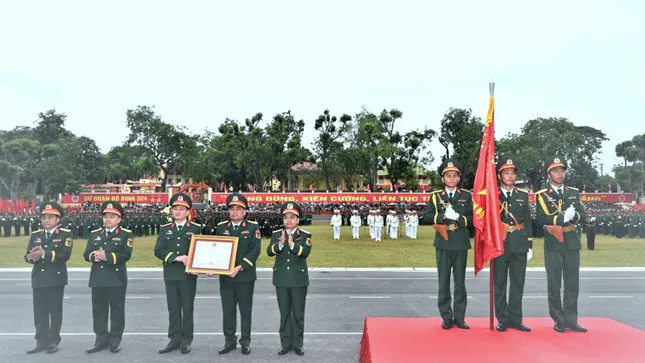 Sư đoàn Bộ binh chủ lực 324 đón nhận Huân chương Bảo vệ Tổ quốc và Huân chương Anh dũng ảnh 1