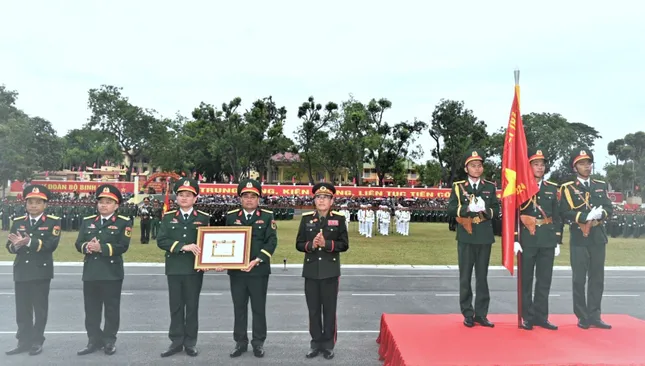 Sư đoàn Bộ binh chủ lực 324 đón nhận Huân chương Bảo vệ Tổ quốc và Huân chương Anh dũng ảnh 2