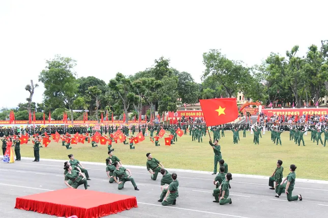 Sư đoàn Bộ binh chủ lực 324 đón nhận Huân chương Bảo vệ Tổ quốc và Huân chương Anh dũng ảnh 8