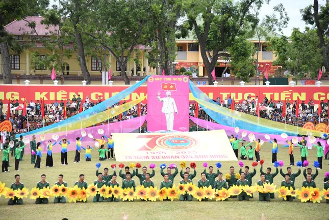Sư đoàn Bộ binh chủ lực 324 đón nhận Huân chương Bảo vệ Tổ quốc và Huân chương Anh dũng ảnh 9