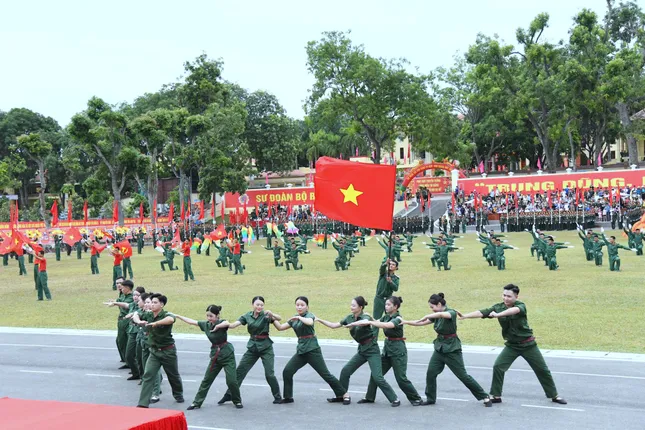 Sư đoàn Bộ binh chủ lực 324 đón nhận Huân chương Bảo vệ Tổ quốc và Huân chương Anh dũng ảnh 7