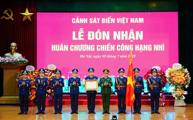 Chủ tịch nước tặng Huân chương cho Cảnh sát biển Việt Nam và Thiếu tướng Vũ Trung Kiên ảnh 1