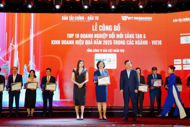 Bảo Việt Nhân thọ dẫn đầu 'Top 10 Doanh nghiệp Đổi mới sáng tạo và Kinh doanh hiệu quả 2025' ngành bảo hiểm ảnh 2