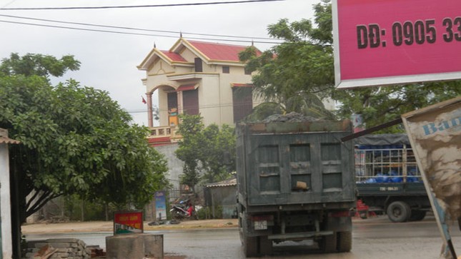 Thật như đùa: Muốn ra biển phải trèo qua núi bùn ảnh 1