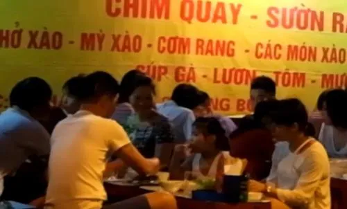 Kinh hoàng với độ bẩn của quán ăn ở phố cổ Hà Nội ảnh 3