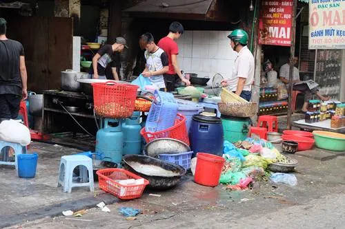 Kinh hoàng với độ bẩn của quán ăn ở phố cổ Hà Nội ảnh 1