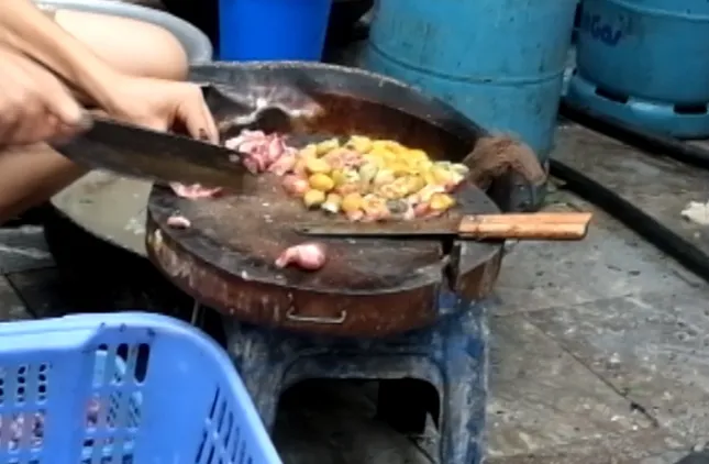 Kinh hoàng với độ bẩn của quán ăn ở phố cổ Hà Nội ảnh 2