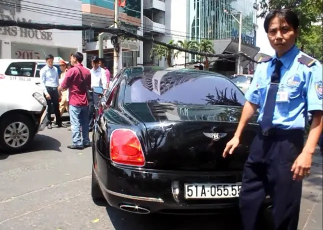 Siêu xe Bentley bị taxi tông móp đầu giữa Sài Gòn ảnh 4