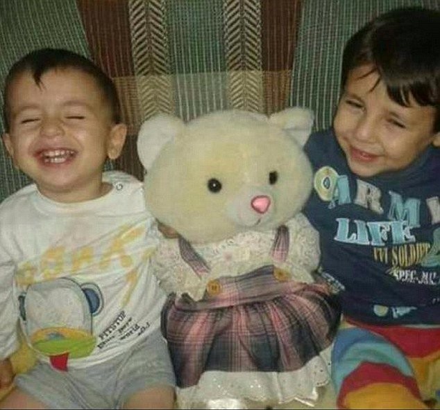 Ám ảnh vì đôi mắt vẫn mở của em bé Syria ảnh 2