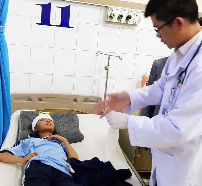 Sập sàn nhà phòng học, 10 học sinh lớp 6 bị chấn thương ảnh 1
