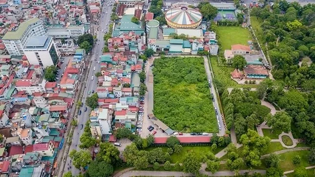 Chủ tịch Hà Nội 'lệnh' làm rõ vi phạm bãi xe lậu ôm 10.000m2 đất vàng ảnh 1