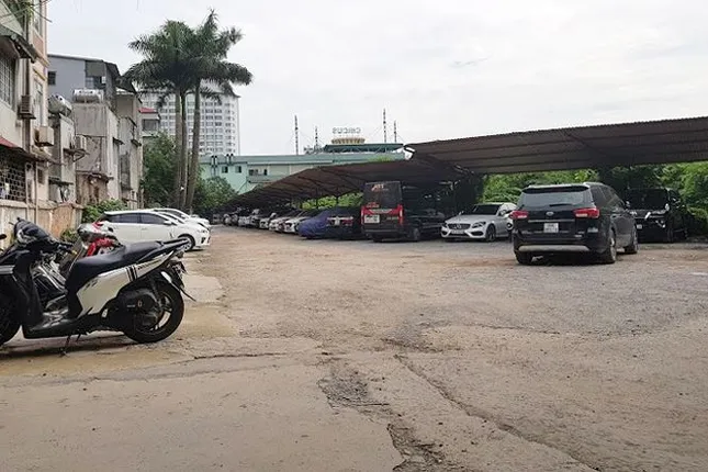 Chủ tịch Hà Nội 'lệnh' làm rõ vi phạm bãi xe lậu ôm 10.000m2 đất vàng ảnh 2