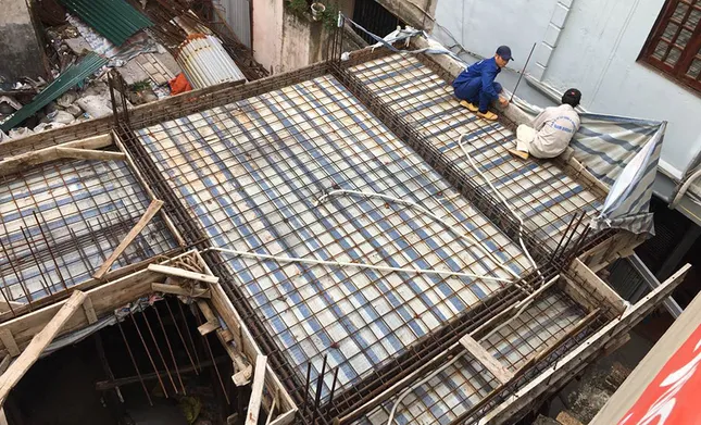Vụ chết vẫn ký xác nhận nhà đất: Cả phố náo loạn, canh công trình dừng thi công ảnh 2